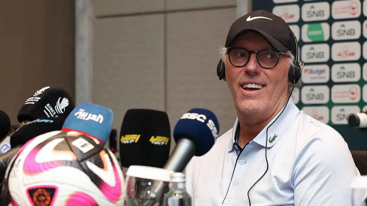 أفكاره من عام 2000.. أحمد عطيف يشن هجوما على مدرب الاتحاد السعودي (فيديو)