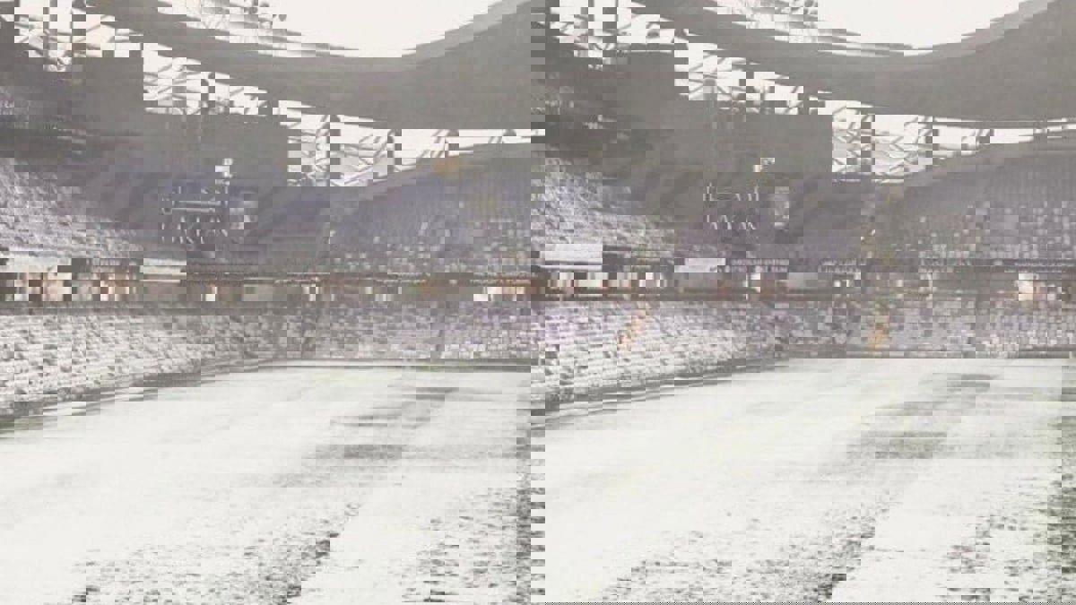 "كما لم تشاهدوه من قبل".. ستاد هزاع بن زايد يكتسي بالثلوج (فيديو)