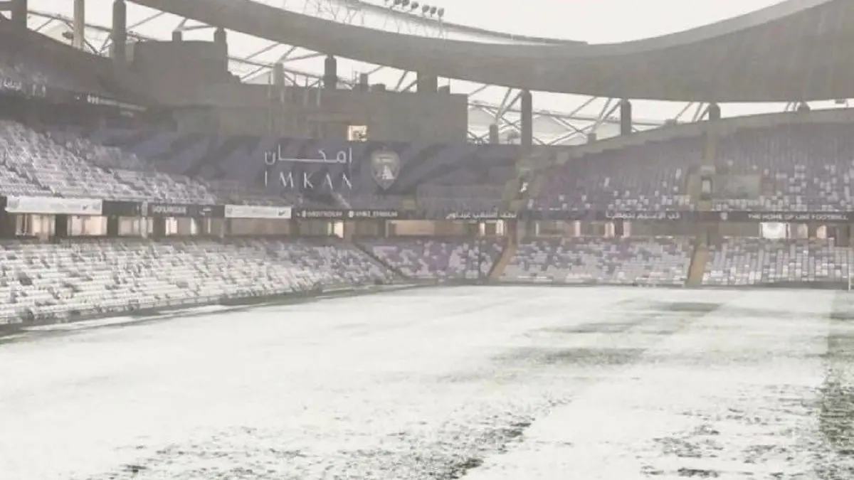 "كما لم تشاهدوه من قبل".. ستاد هزاع بن زايد يكتسي بالثلوج (فيديو)