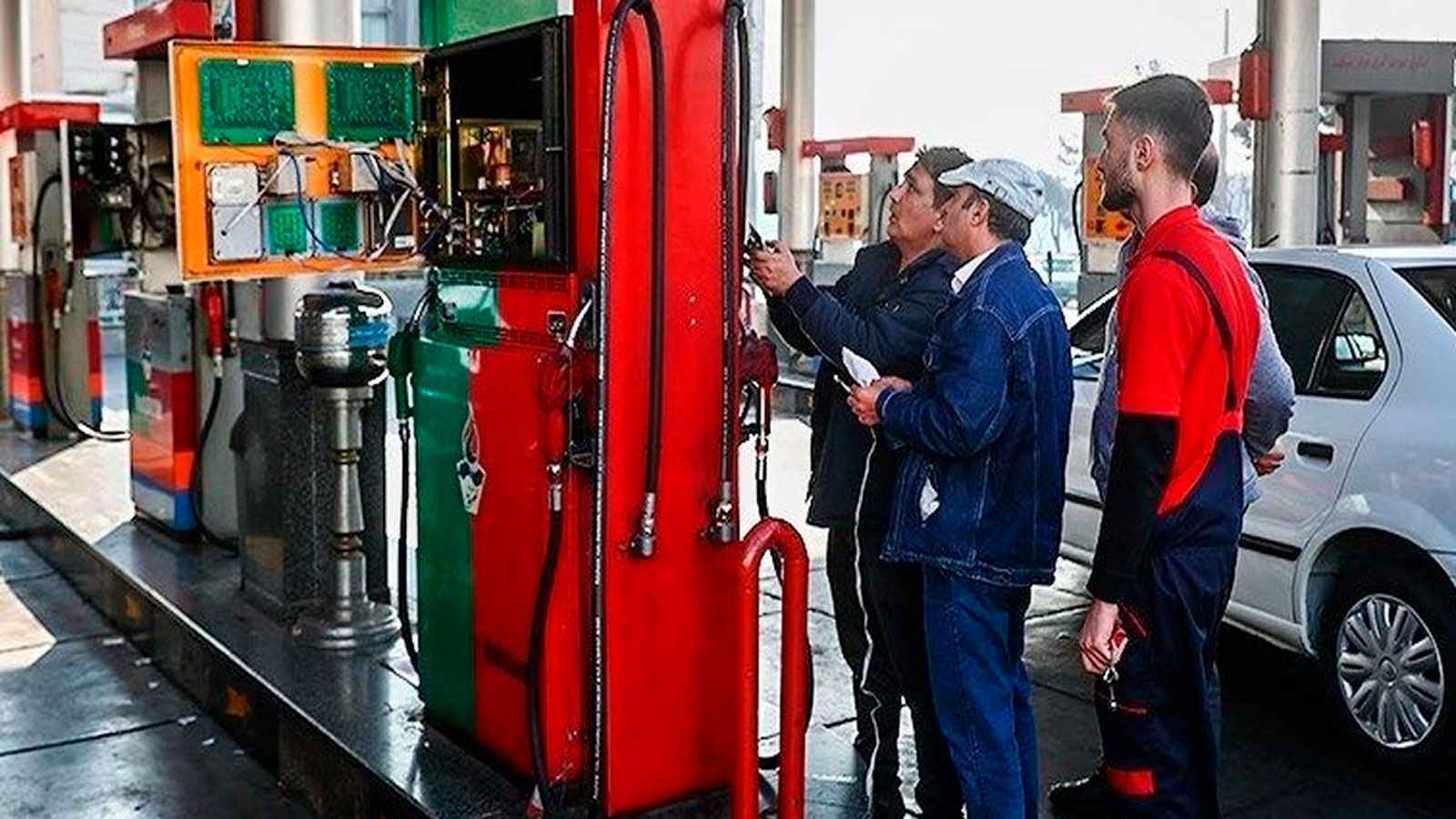 عطل يشل محطات الوقود في إيران ومخاوف من هجوم سيبراني