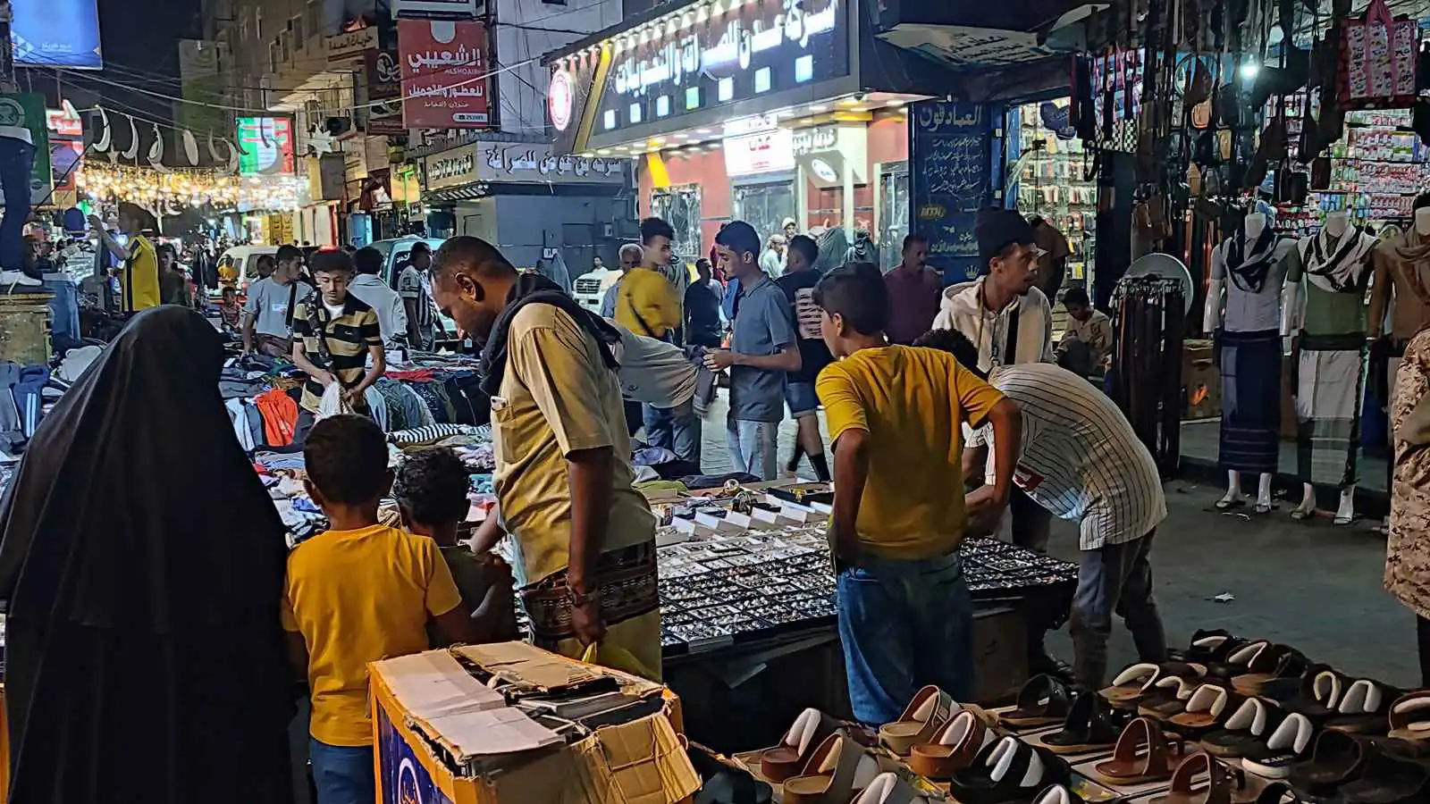 وسط شحّ السيولة.. فئات نقدية صغيرة تربك الأسواق اليمنية (فيديو)