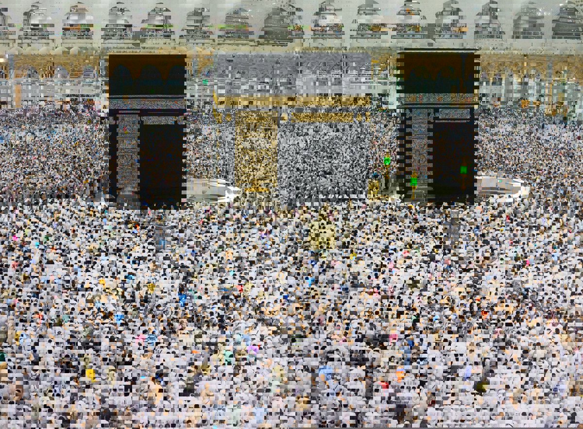 كيف رحبت السعودية بوصول أول طائرة حجاج لهذا العام؟ (فيديو)