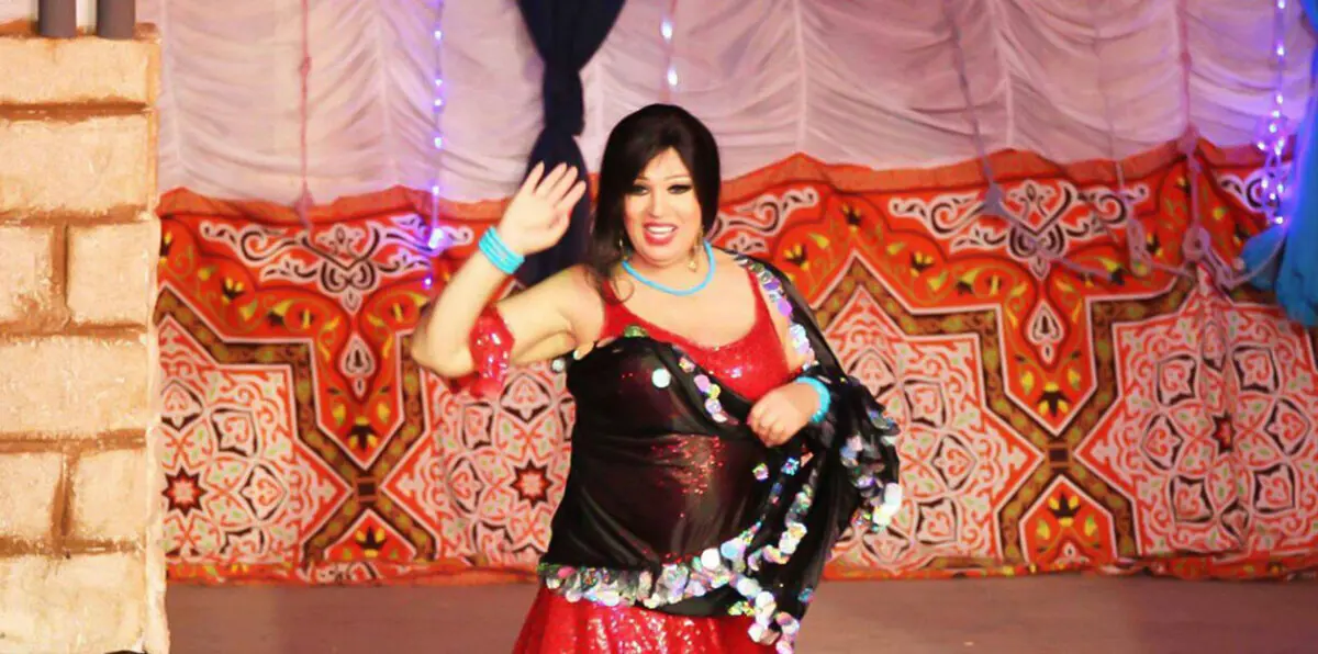 فيفي عبده في الميدان..ظاهرة الرقص تنتشر أمام اللجان الانتخابية في مصر (فيديو)