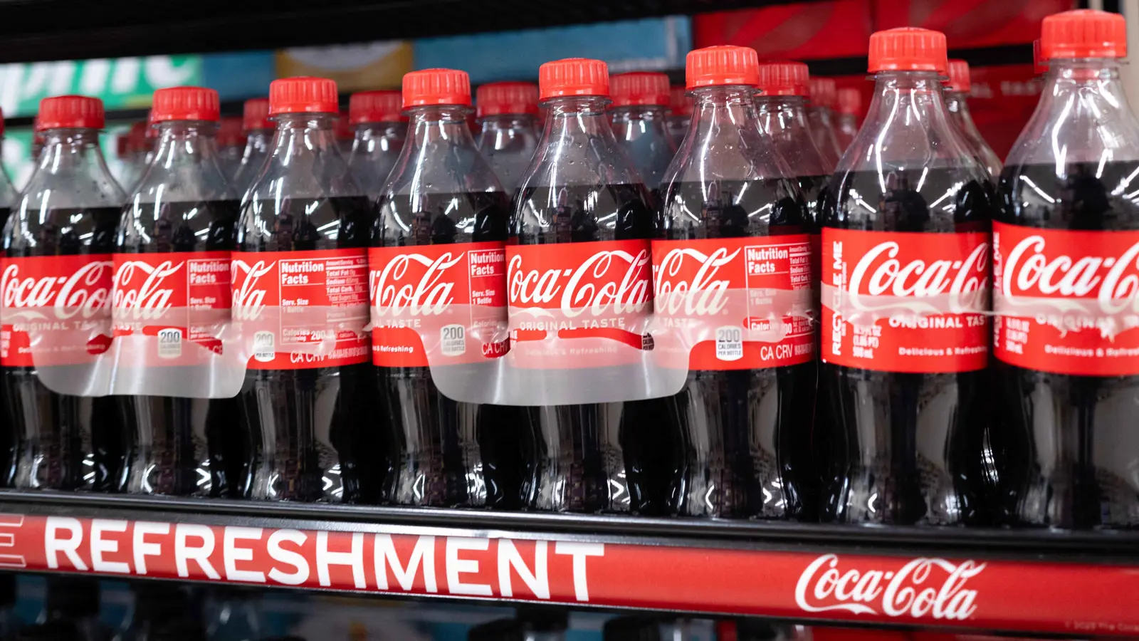 "كوكا كولا" تسحب كميات كبيرة من منتجاتها في أوروبا.. ما القصة؟