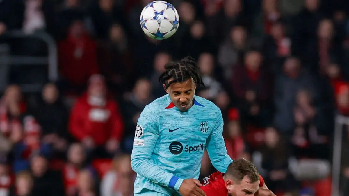 كوندي يطالب لاعبي برشلونة بتحمل مسؤولية تراجع النتائج