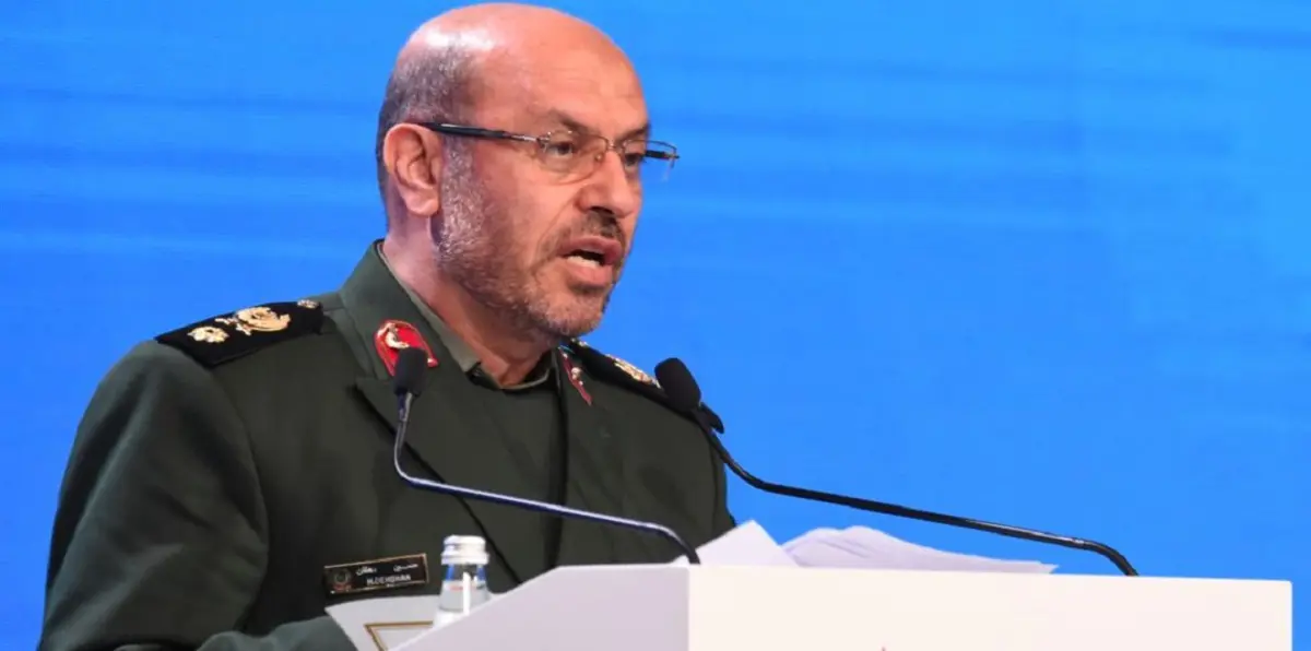 خامنئي يعين وزير الدفاع السابق مستشارًا له