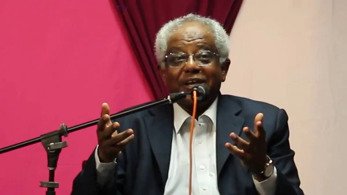 السودان.. إقالة مدير المناهج عمر القراي بعد جدل تصوير الذات الإلهية في كتاب مدرسي