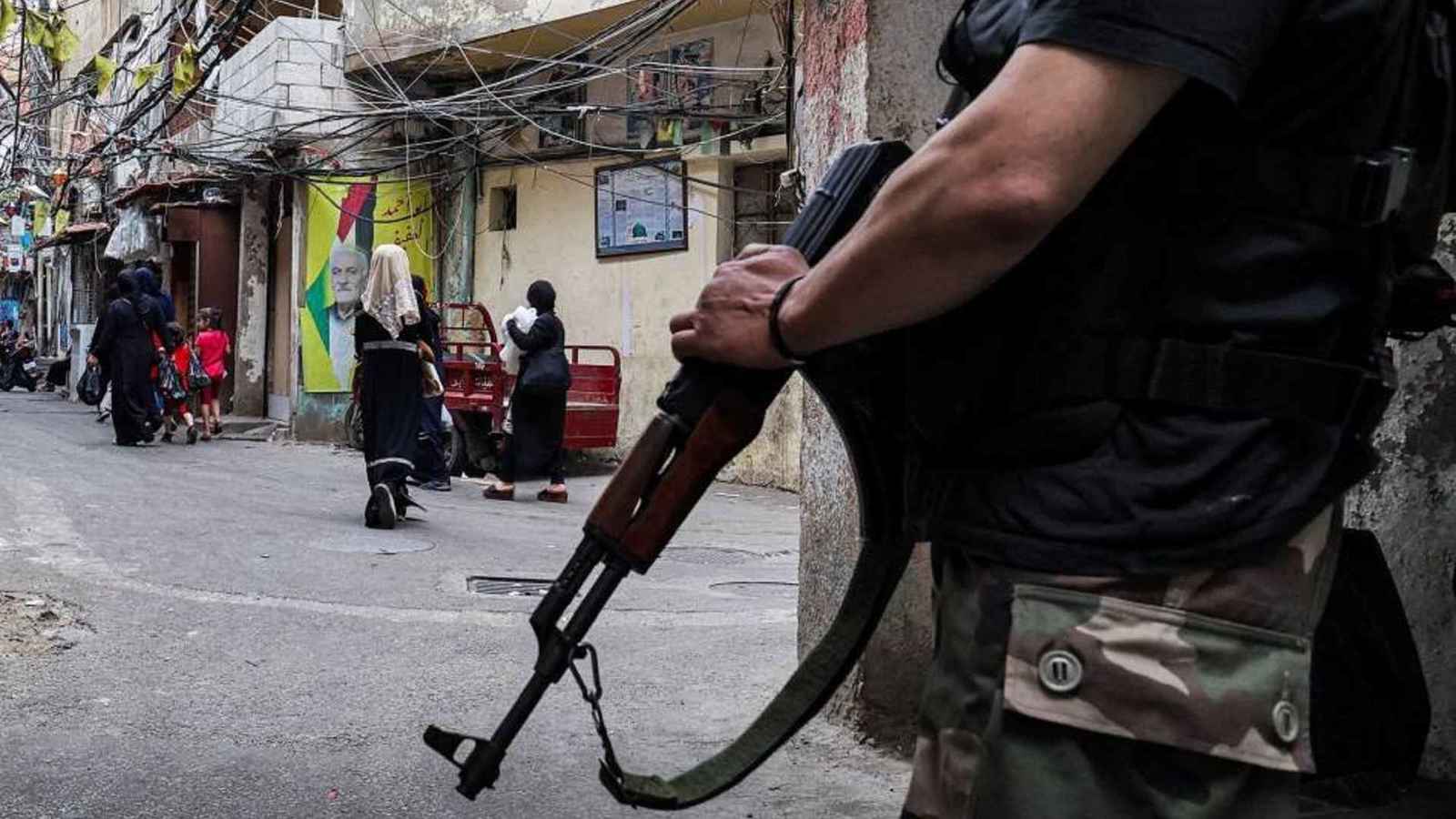 من المخيمات إلى الضاحية.. خطة تسليم السلاح الفلسطيني "تحاصر" حزب الله