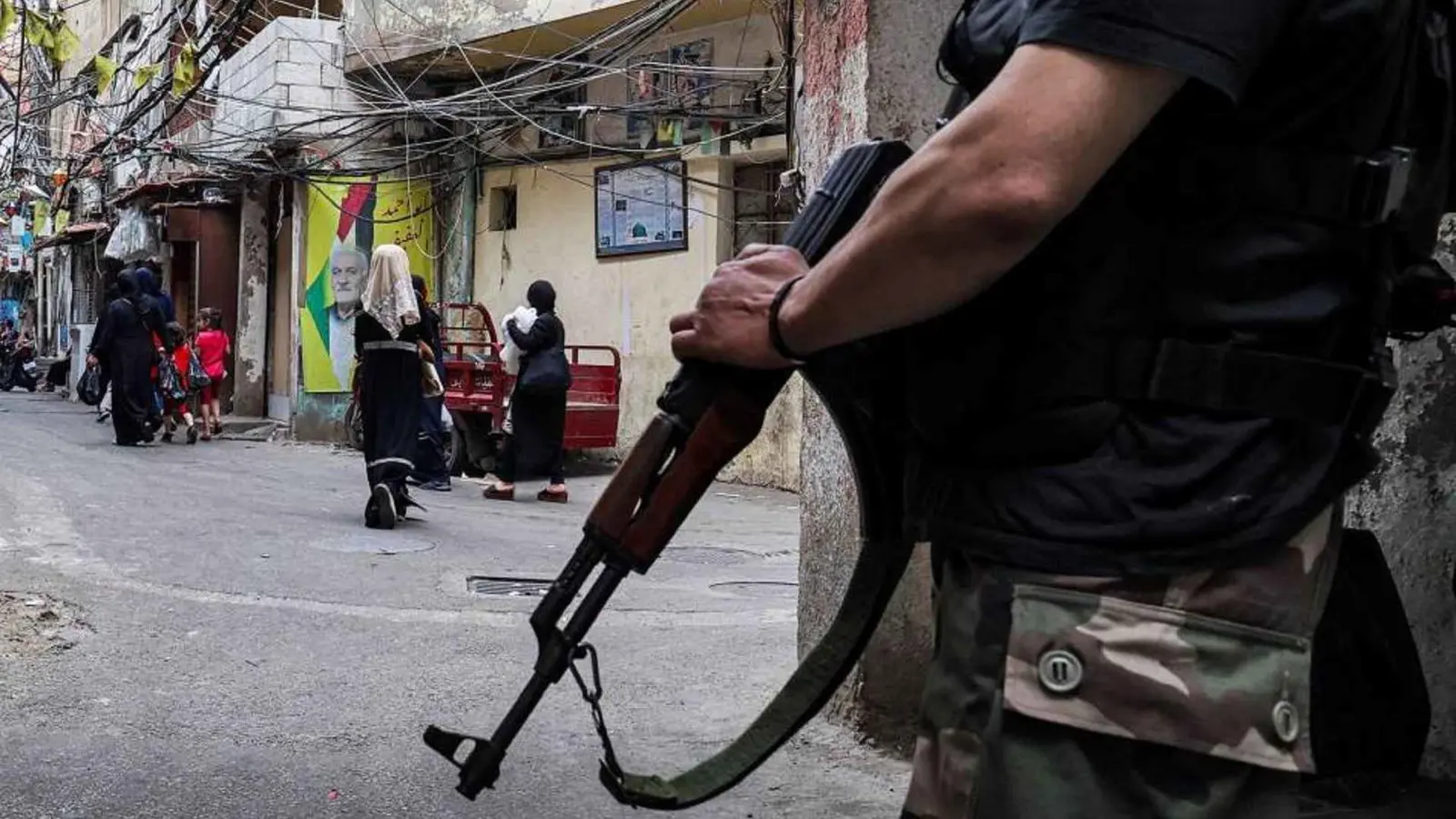 من المخيمات إلى الضاحية.. خطة تسليم السلاح الفلسطيني "تحاصر" حزب الله