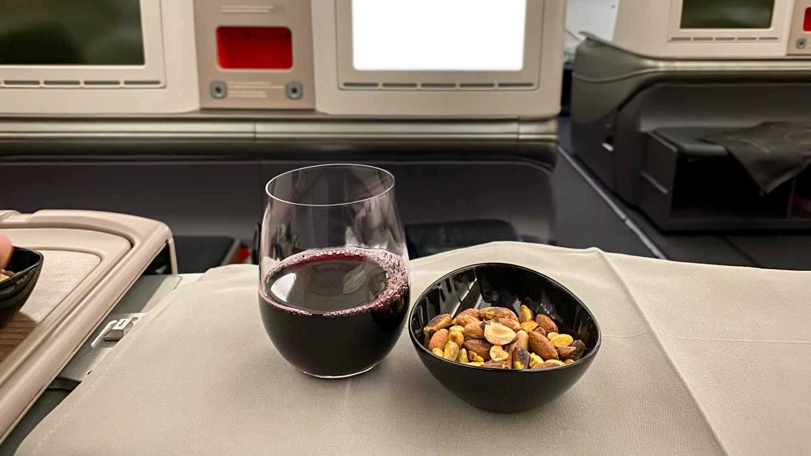 "حساسية المكسرات" تتسبب بفوضى على متن طائرة