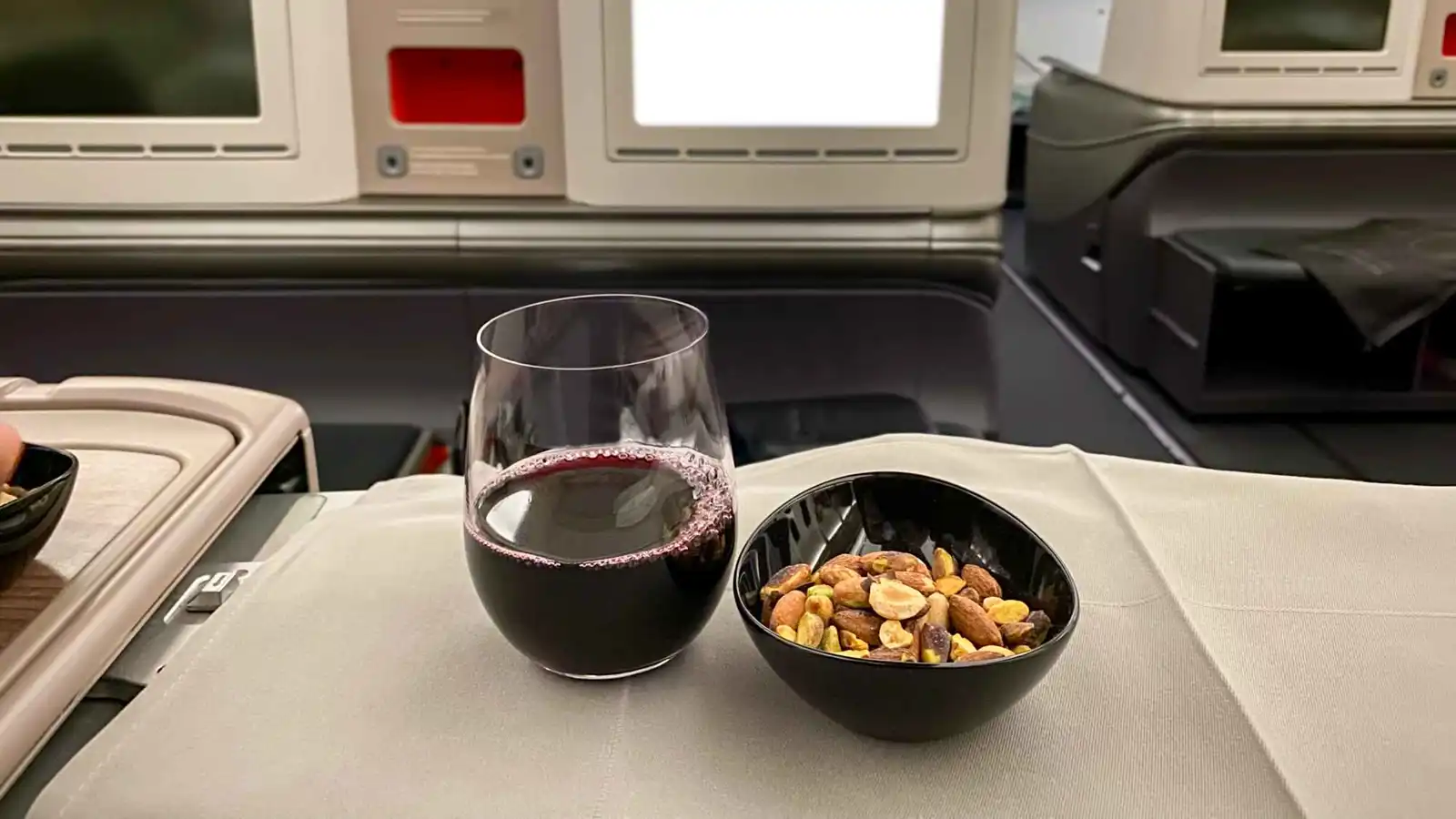 "حساسية المكسرات" تتسبب بفوضى على متن طائرة