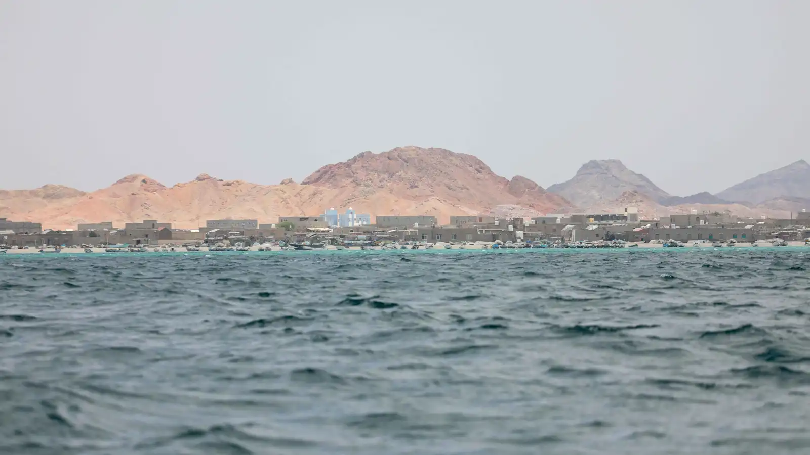 هجوم غامض ينذر ببدء "المواجهة الصامتة" في باب المندب