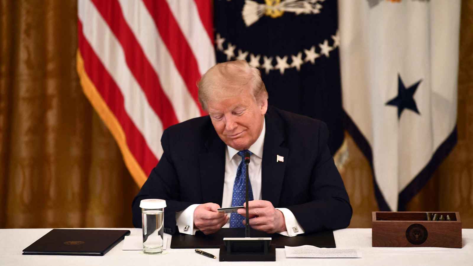 فورين أفيرز: سياسات ترامب قد تخلع الدولار عن عرشه