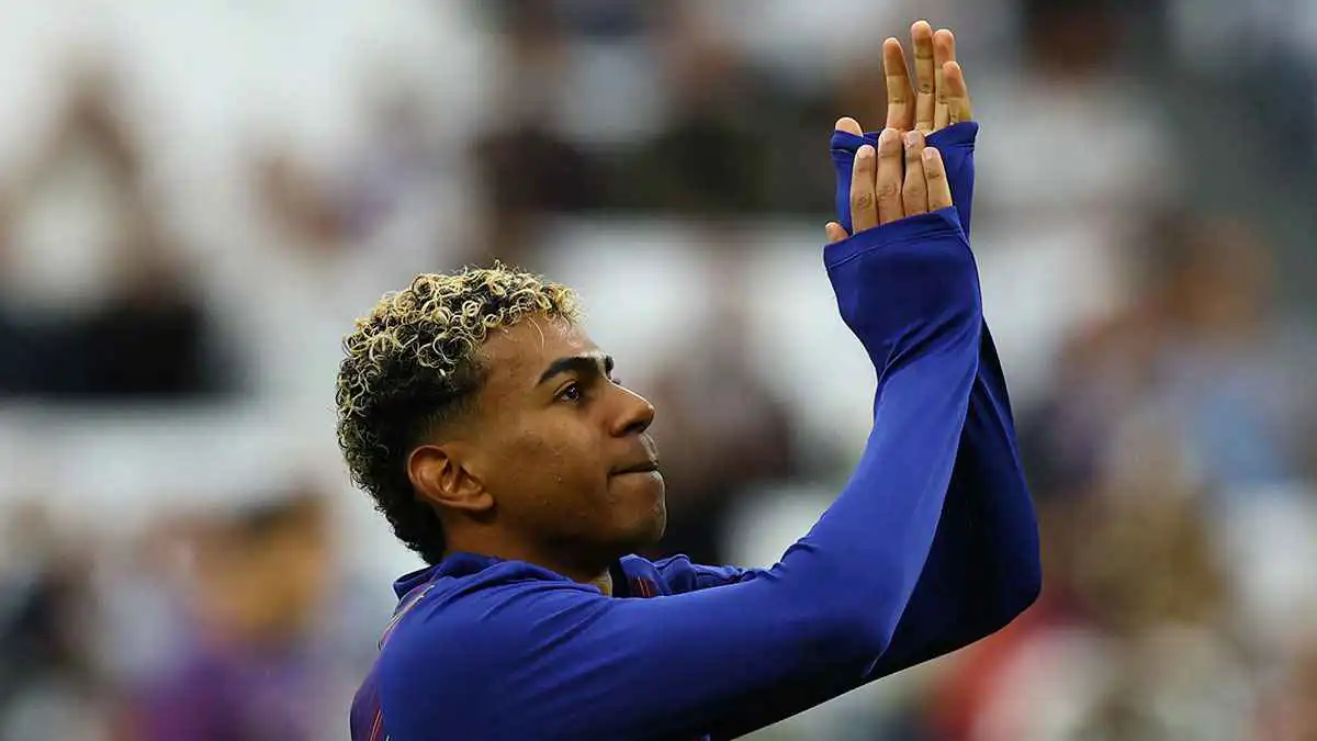 يضحك.. أول رد فعل لامين يامال بعد إعلان انفصاله عن نيكي نيكول (صور)