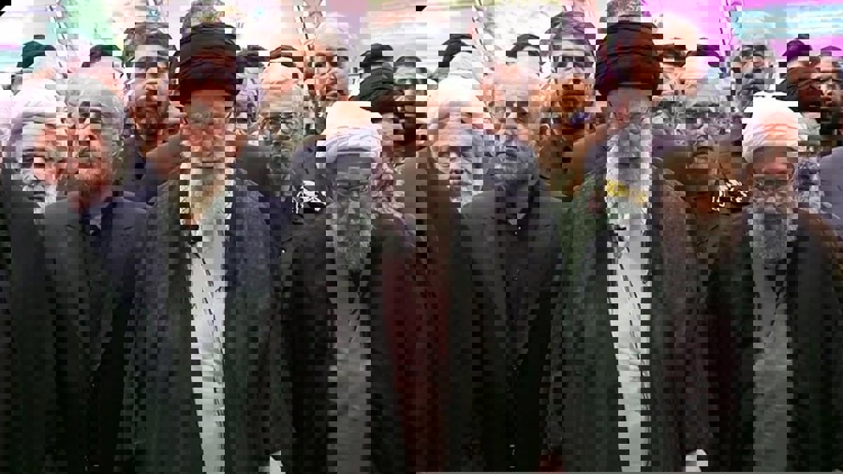 آلاف الإيرانيين يشيعون إبراهيم رئيسي ومرافقيه (فيديو)