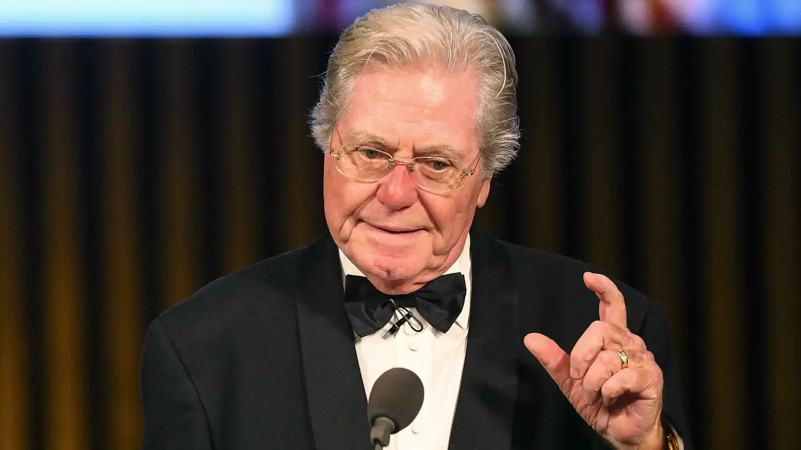 حسين فهمي يرفض دعما بمليون دولار لمهرجان القاهرة