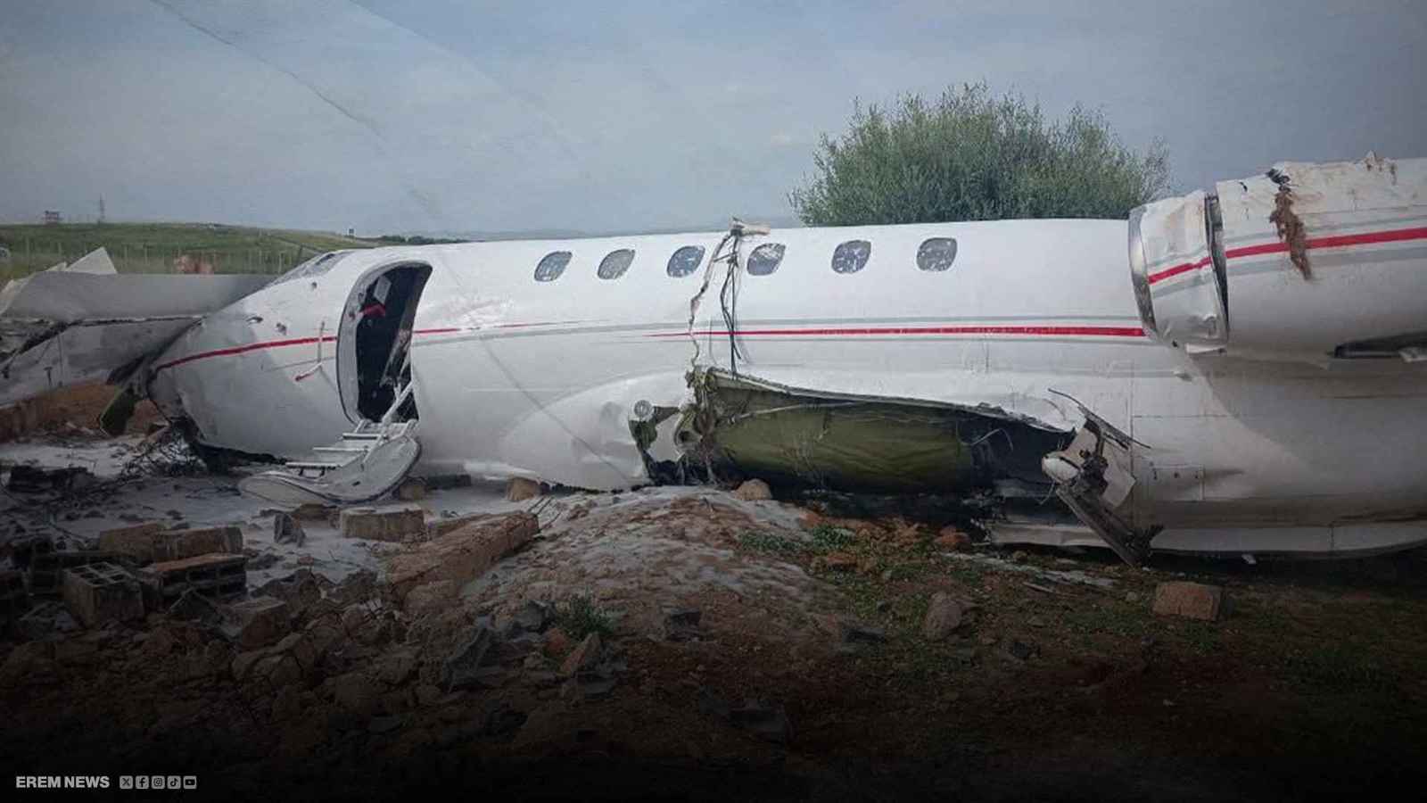 لحظات رعب في مطار مغربي.. سقوط طائرة بعد الإقلاع (فيديو إرم)