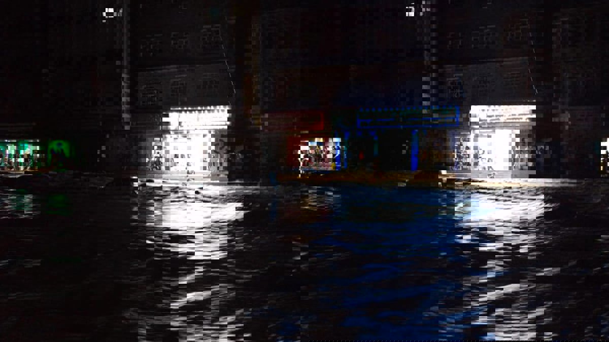 اليمن.. الأمطار تغرق مدينة المكلا