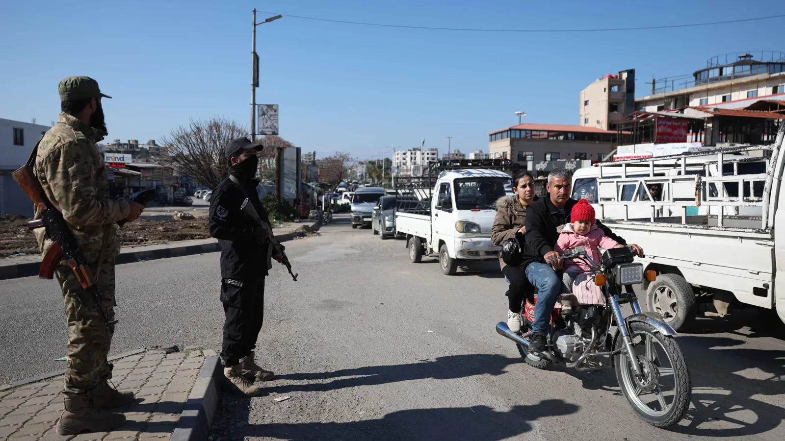 توتر جديد في الساحل السوري.. إسرائيل تقصف وتتوغل