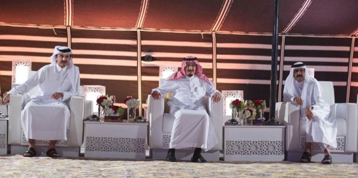 تميم بن حمد يهدي الملك سلمان مجموعة من الخيل الأصيلة