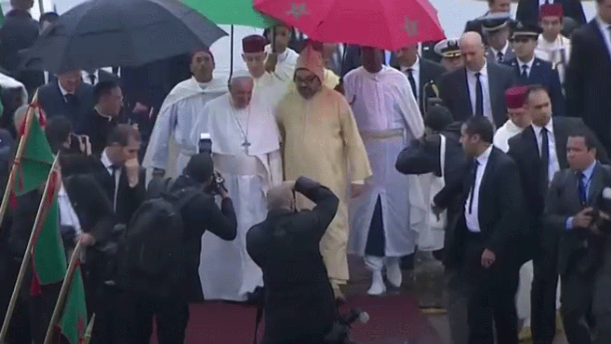 بالفيديو.. رجل يخترق الموكب الملكي ويحاول الوصول لسيارة العاهل المغربي