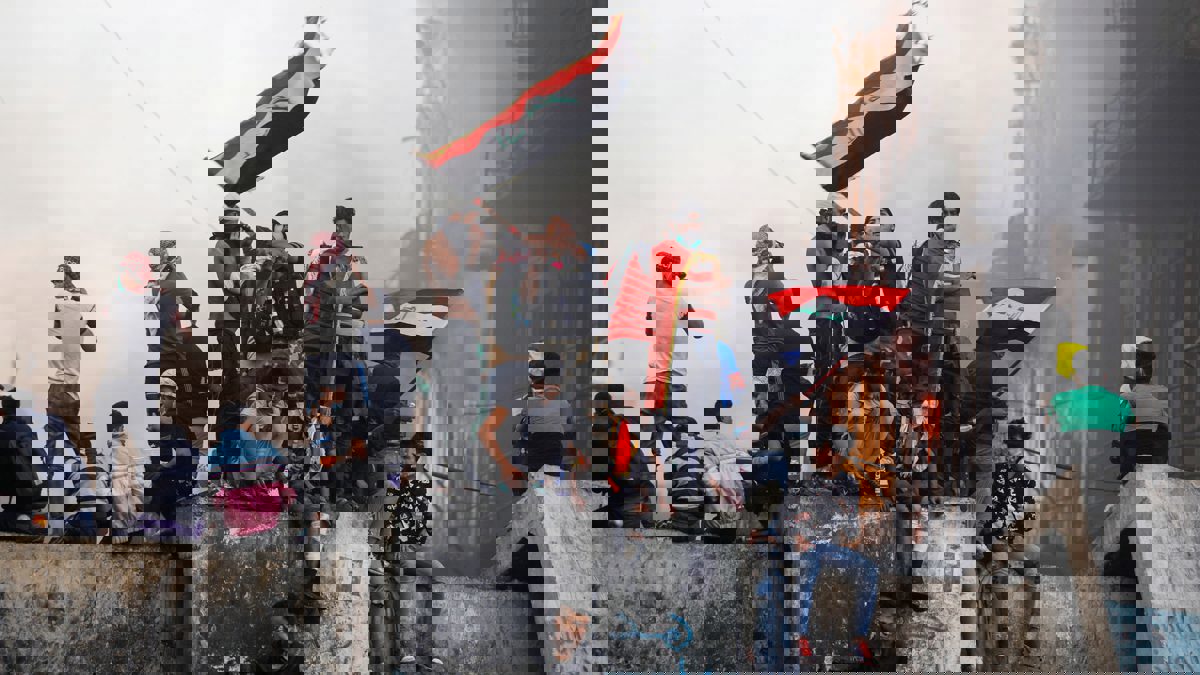 العراق.. إصابة عشرات المتظاهرين في اشتباكات مع قوات الأمن في كربلاء