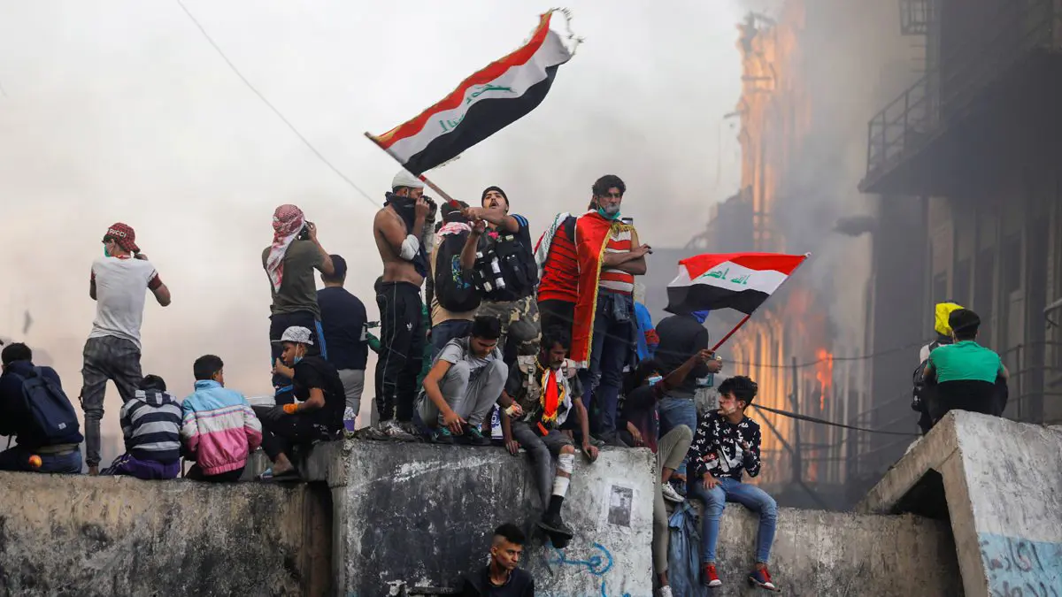 العراق.. إصابة عشرات المتظاهرين في اشتباكات مع قوات الأمن في كربلاء