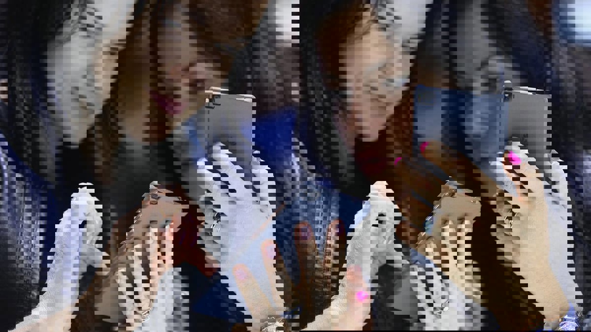 أيهما الأكثر ضررًا على إنستغرام.. المشاهير أم الأقارب؟