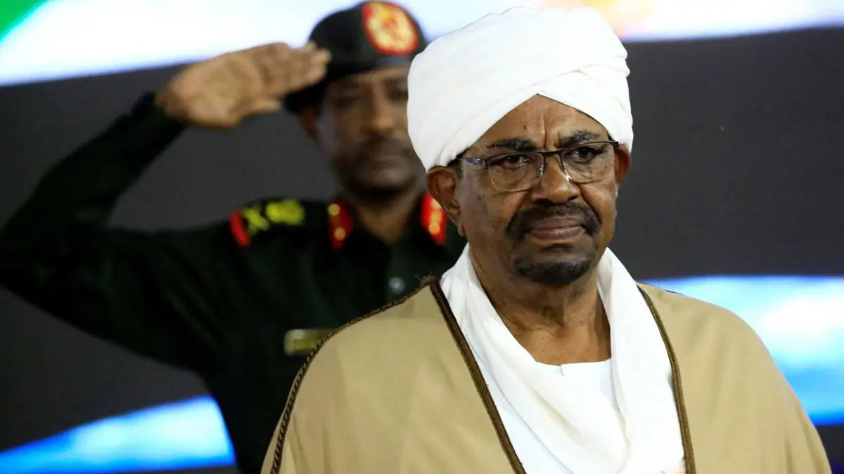 البشير يقيل محافظ البنك المركزي