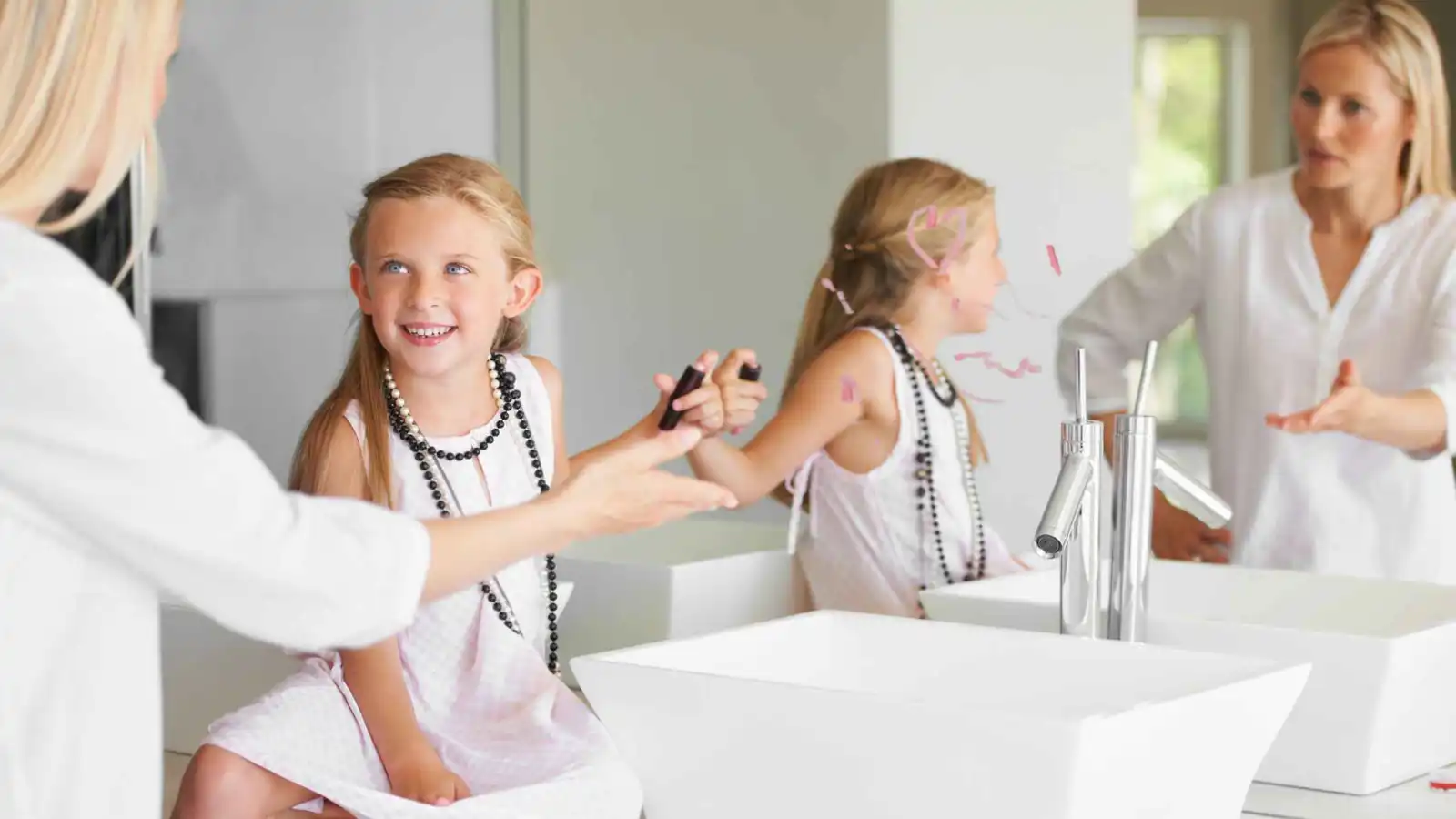 ما الذي يخفيه طفلك وراء "ابتسامته" وقت العقاب؟