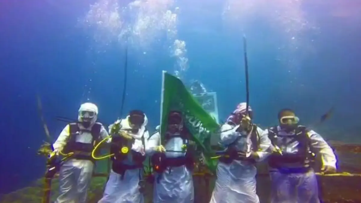 غواصون سعوديون يؤدون "العرضة" تحت الماء 