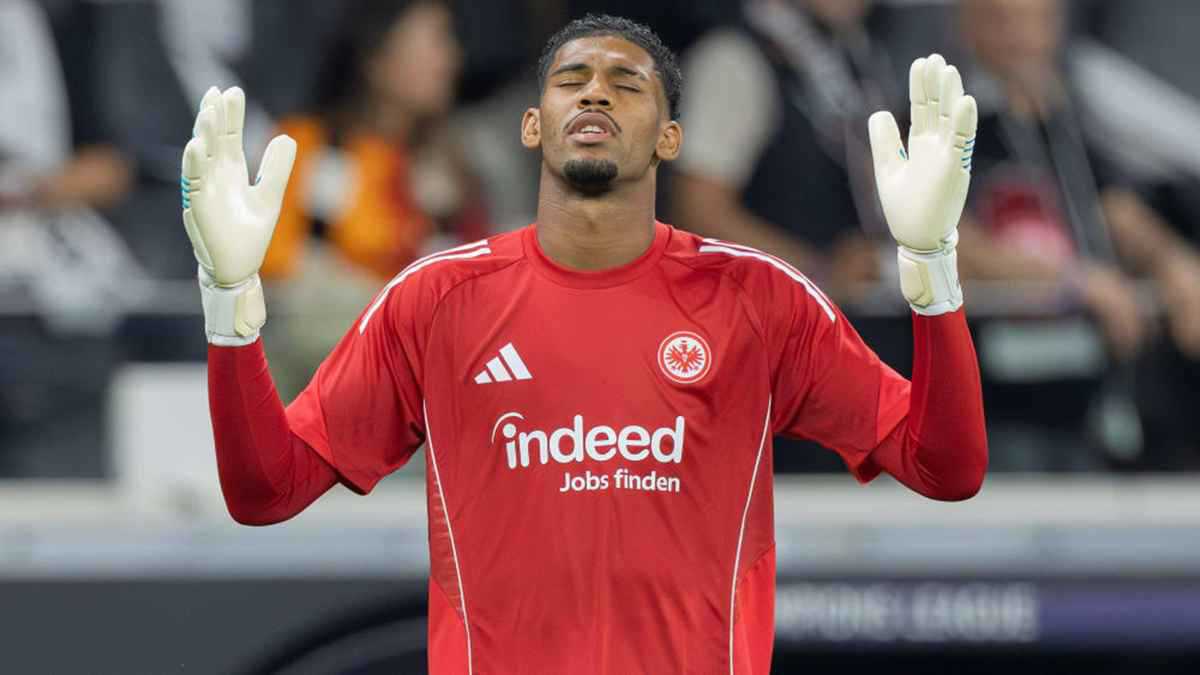 بفضل طبيب كريستيانو رونالدو.. سانتوس يعود لحراسة مرمى فرانكفورت