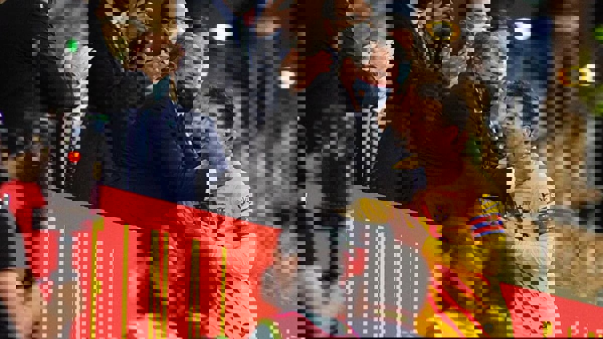 راديو كتالونيا: لابورتا يتفاوض مع ميسي لإعادته لبرشلونة الموسم المقبل