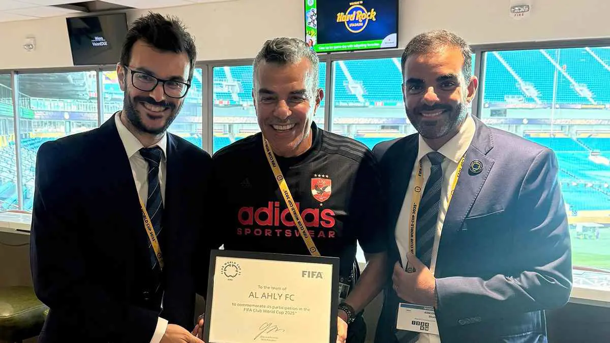 "فيفا" يسلم الأهلي المصري "شهادة تاريخية" (صورة)