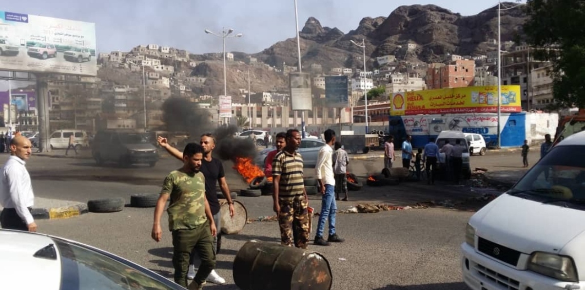رويترز: الاحتجاجات تشلُّ عدن