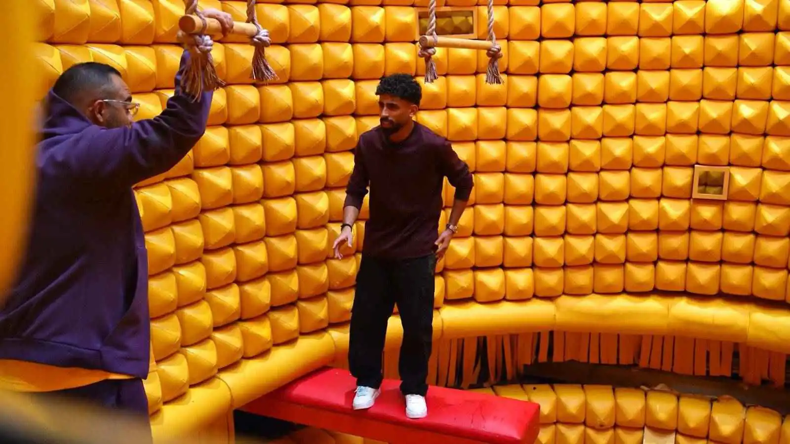 صرخ بشدة.. لحظة خوف ورعب مروان عطية من قرد "رامز ليفل الوحش" (فيديو)