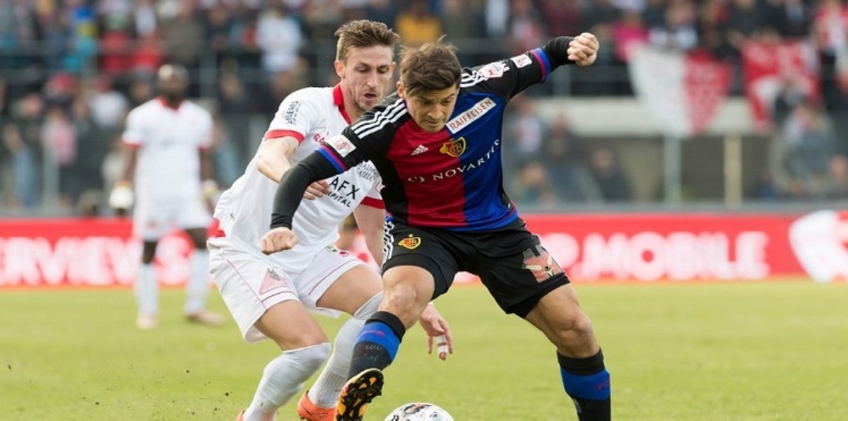 ركلة جزاء مثيرة تتسبب بإيقاف مباراة في الدوري السويسري