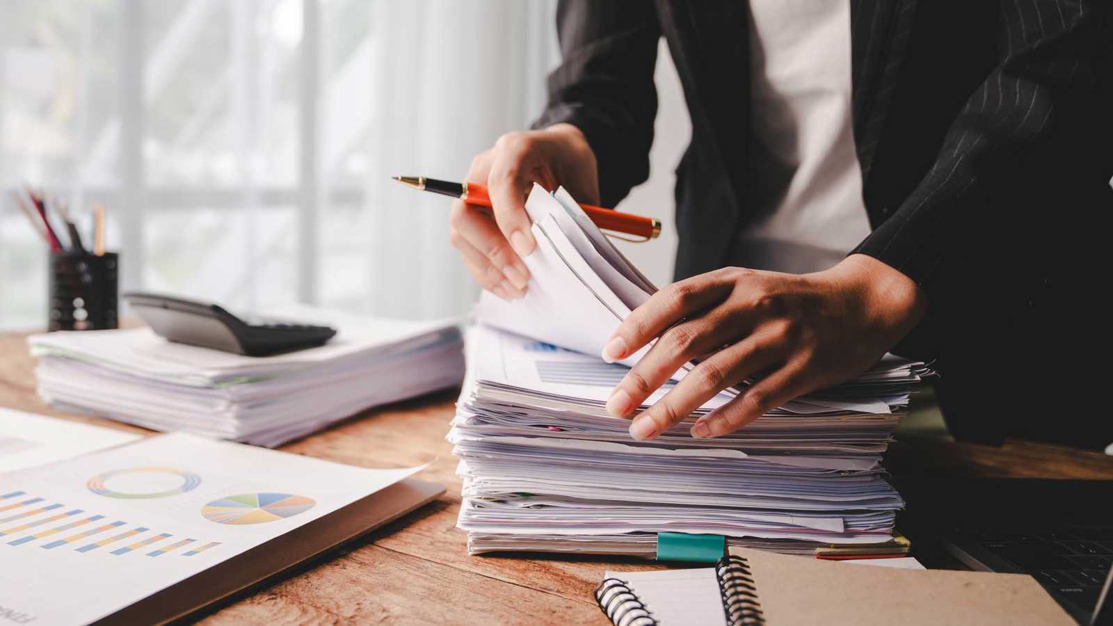 الأم العاملة.. كيف تجمع بين النجاح المهني وراحة الأسرة دون شعور بالذنب؟