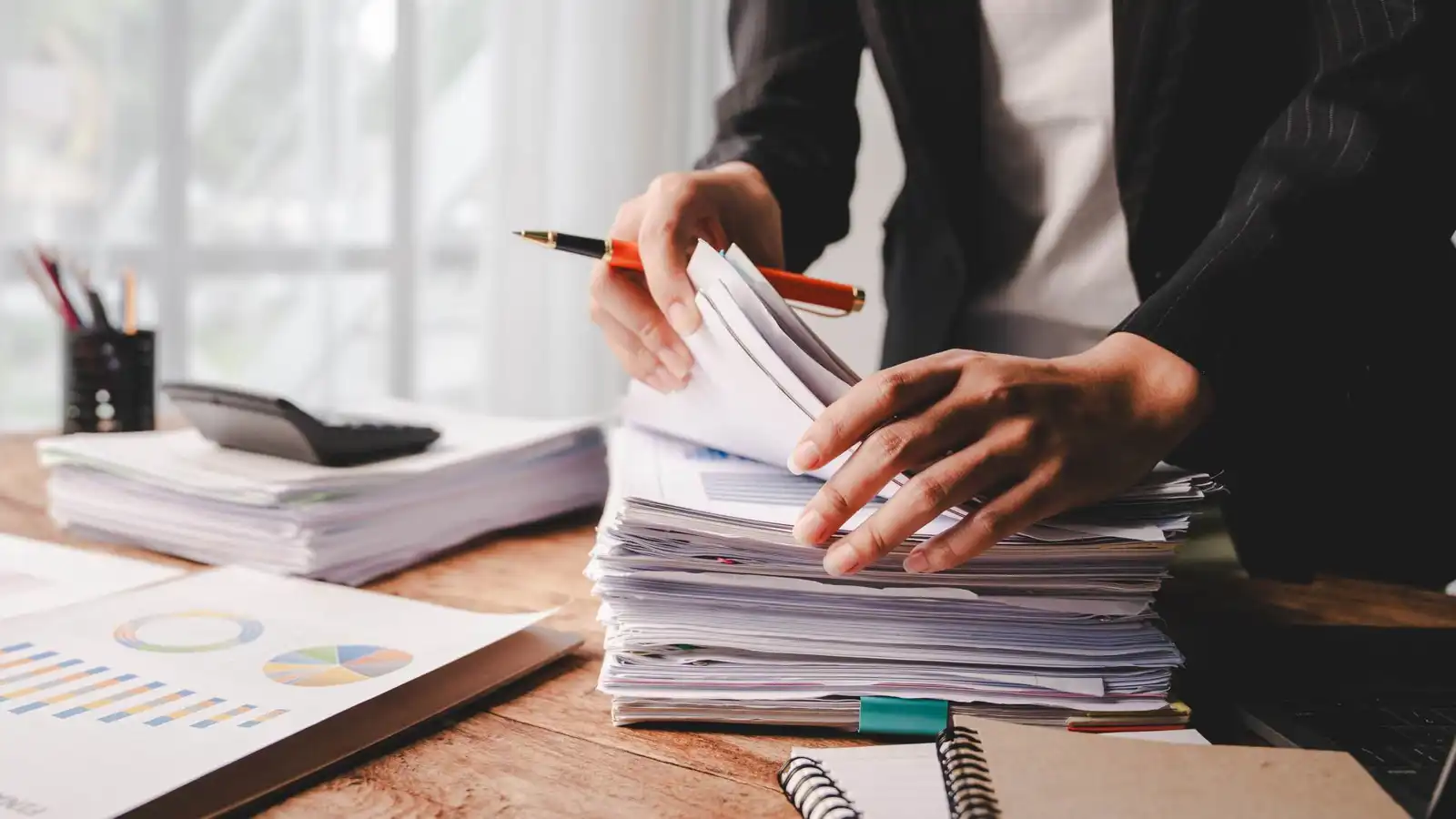 الأم العاملة.. كيف تجمع بين النجاح المهني وراحة الأسرة دون شعور بالذنب؟