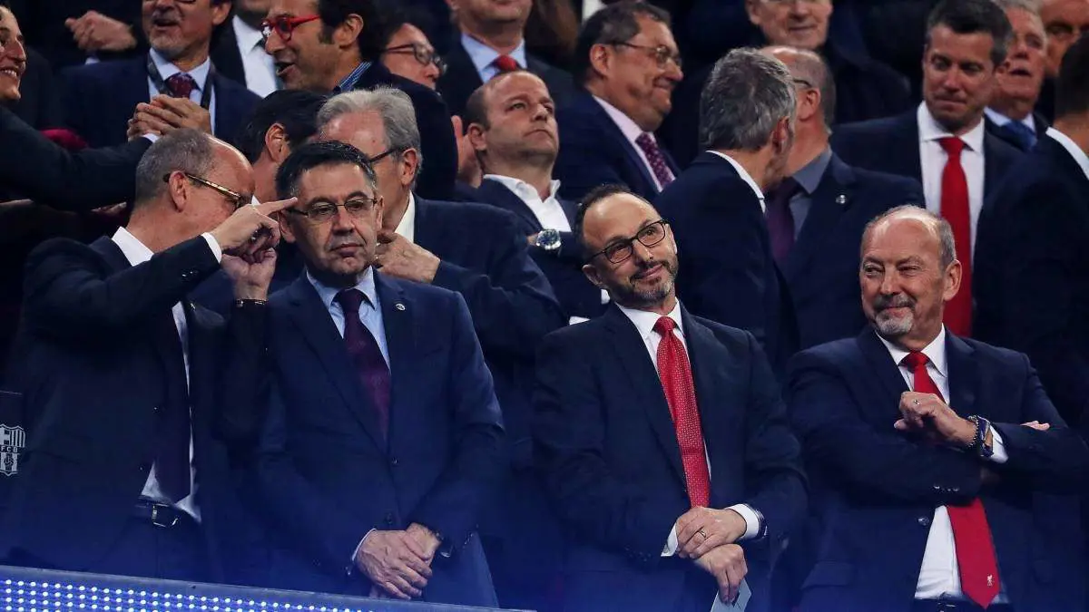 هل تسبب خوان لابورتا في خلاف لاعبي برشلونة مع بارتوميو؟