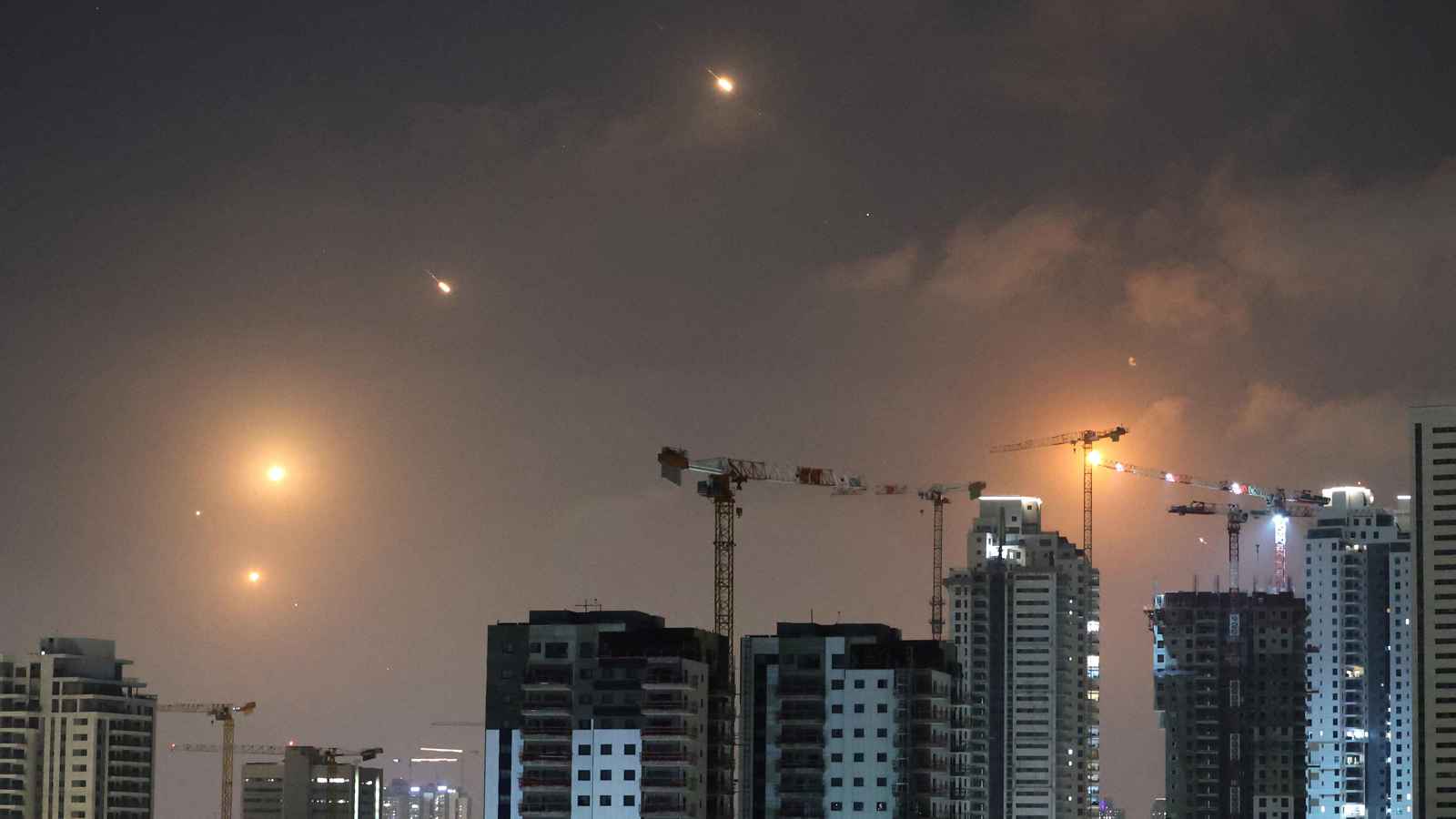 "العقاب الشديد".. إسرائيل تحت وابل الصواريخ الإيرانية (فيديو وصور)