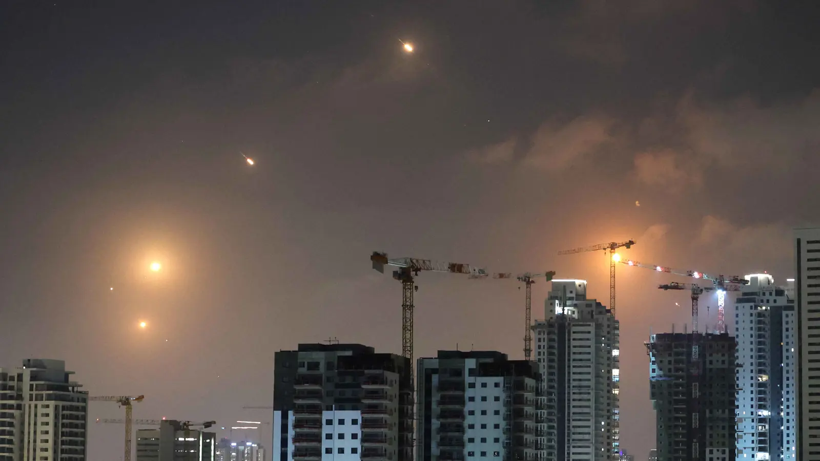 "العقاب الشديد".. إسرائيل تحت وابل الصواريخ الإيرانية (فيديو وصور)