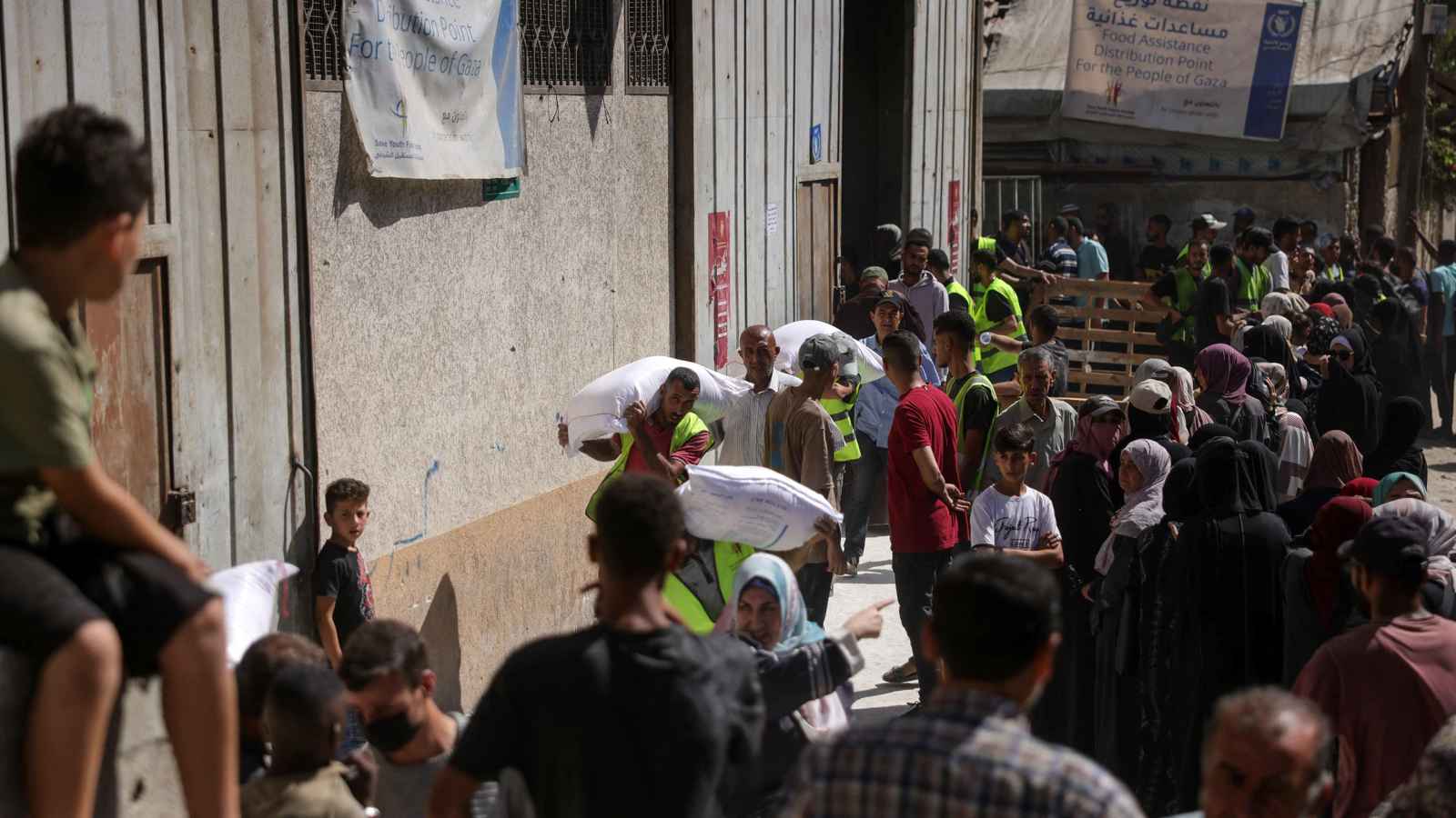 "خطير".. العثور على أقراص مخدرة داخل دقيق "مؤسسة غزة الإنسانية"