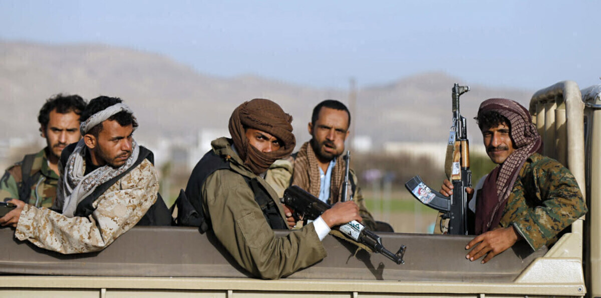 الحوثيون يهجّرون عشرات الأسر لزرع الألغام في مناطقهم