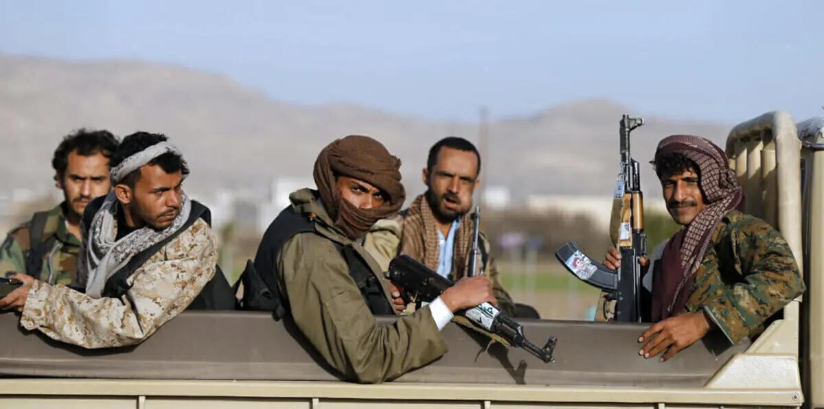 الحوثيون يهجّرون عشرات الأسر لزرع الألغام في مناطقهم