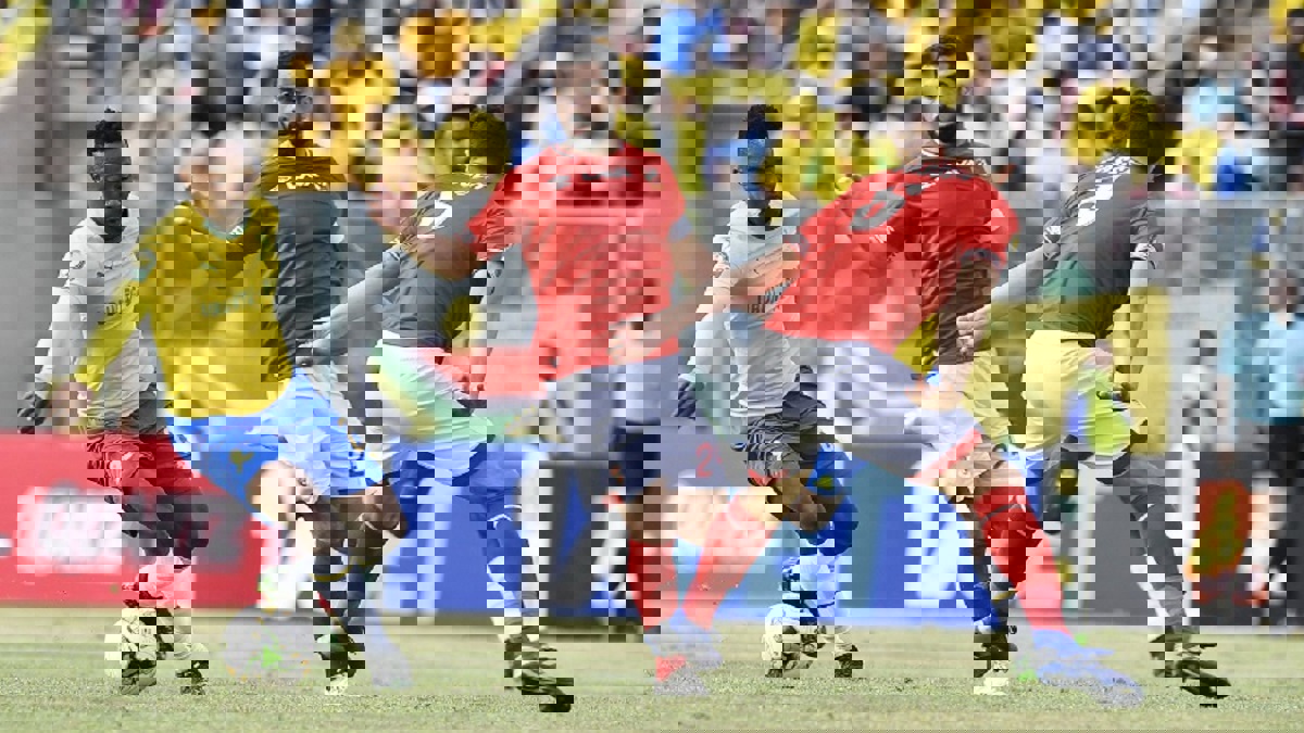 مواعيد أبرز مباريات اليوم والقنوات الناقلة