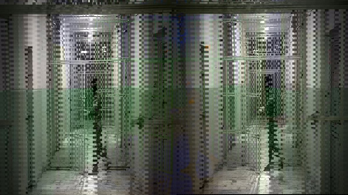 اضطرابات في سجن إيفين وسماع دوي انفجارات