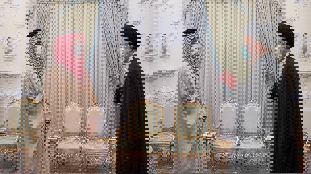 طحنون بن زايد يلتقي رئيسي ويدعو لتعزيز التعاون بين الإمارات وإيران