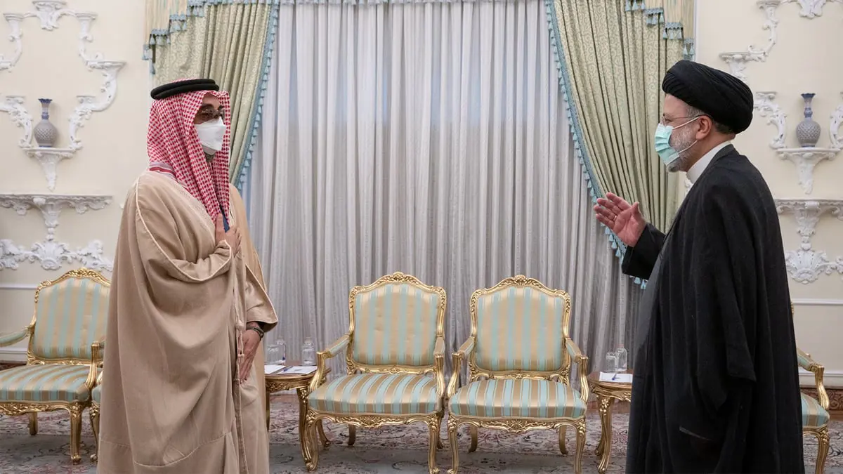 طحنون بن زايد يلتقي رئيسي ويدعو لتعزيز التعاون بين الإمارات وإيران