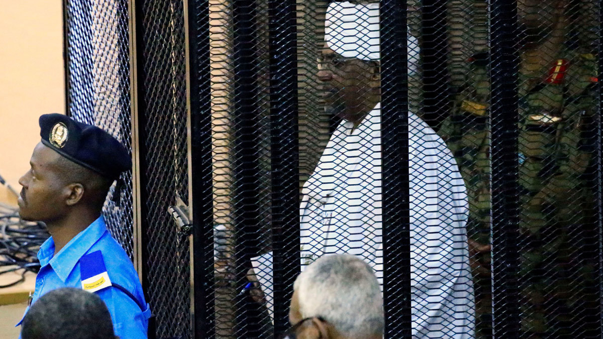 "الجنائية الدولية" تطالب بمحاكمة البشير في السودان أو لاهاي